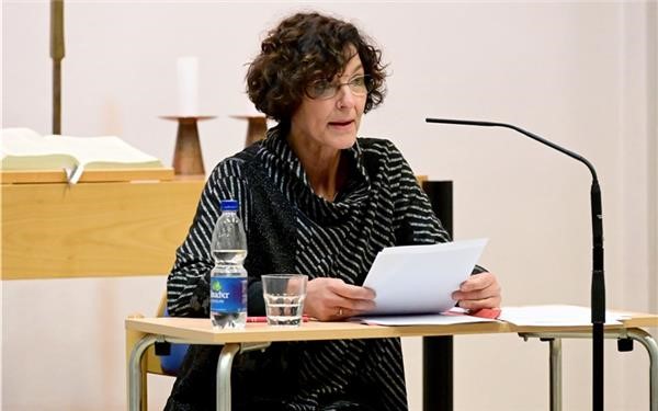 Dr. Eva Spambalg-Behrend übersetzte Helena Ganors Buch ins Deutsche und las hieraus in der Mutterhauskirche. © GB-Foto: Holom